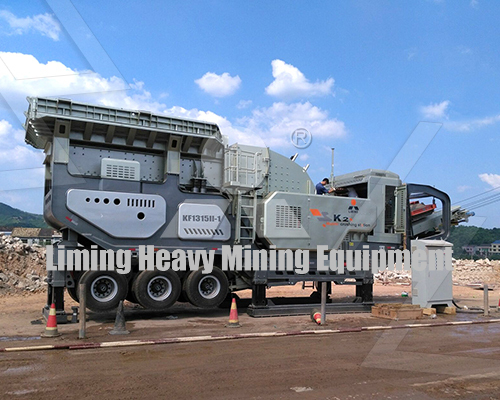 Tire type mobile construction waste crusher